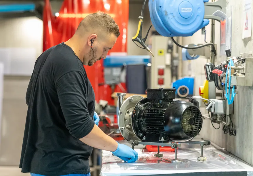 Photo d'un homme travaillant dans une entreprise agroalimentaire